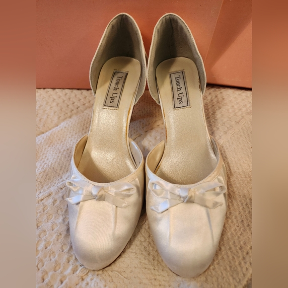 Vintage Touch Ups by Benjamin Walk - "Breeze" /Women's Size 8.5, white satin - Picture 2 of 8